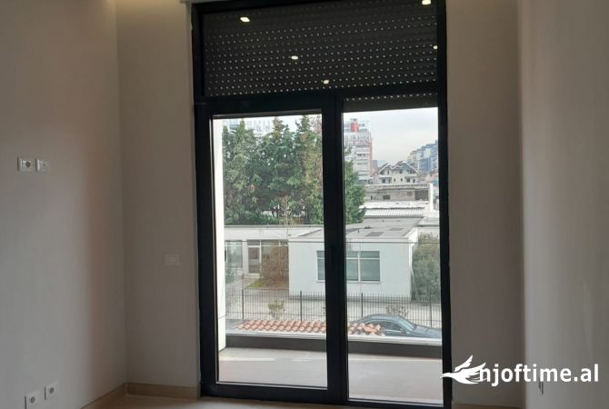 Ambient biznesi me qera 3+1 ne Tirane - 1,000 Euro