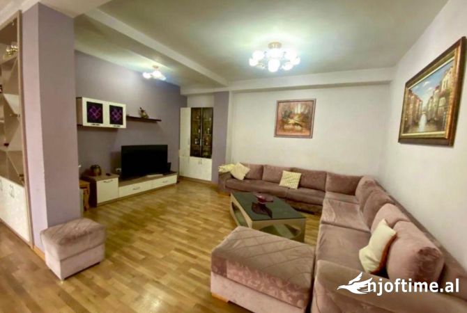 Shtepi me qera Vila Luksoze ne Tirane, 3+1, Mobilimi E mobiluar, Pagesa 1,350  Euro.