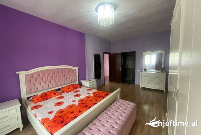 Shtepi me qera Vila Luksoze ne Tirane, 3+1, Mobilimi E mobiluar, Pagesa 1,350  Euro.