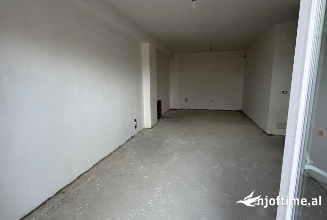 Shtepi ne shitje Apartament ne Tirane, 2+1, Mobilimi Bosh, pa mobiluar, Pagesa 184,000  Euro.