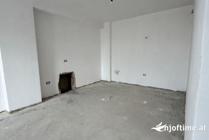 Shtepi ne shitje Apartament ne Tirane, 2+1, Mobilimi Bosh, pa mobiluar, Pagesa 184,000  Euro.