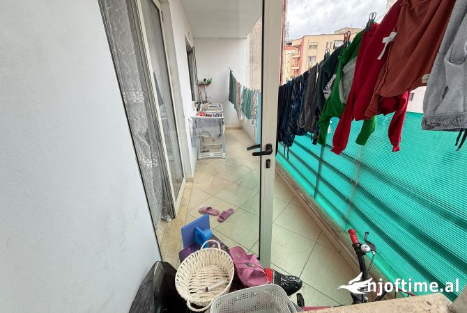 Shtepi ne shitje Apartament ne Tirane, 2+1, Mobilimi Pjeserisht e mobiluar, Pagesa 144,000  Euro.