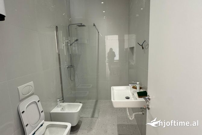 Ambient biznesi me qera 3+1 ne Tirane - 600 Euro