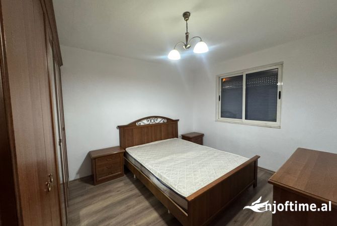 Shtepi me qera Apartament ne Tirane, 1+1, Mobilimi Pjeserisht e mobiluar, Pagesa 47,000  Leke.