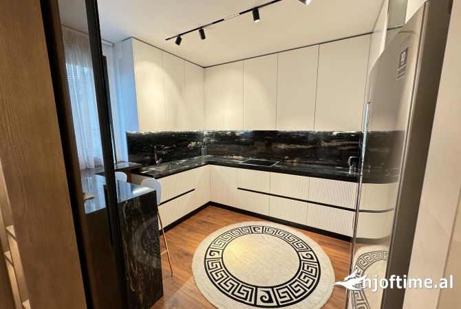 Shtepi me qera Apartament ne Tirane, 3+1, Mobilimi E mobiluar, Pagesa 4,000  Euro.