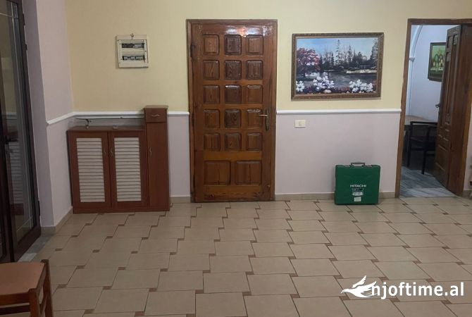 Shtepi me qera Shtepi Private ne Tirane, 2+1, Mobilimi E mobiluar, Pagesa 40,000  Leke.