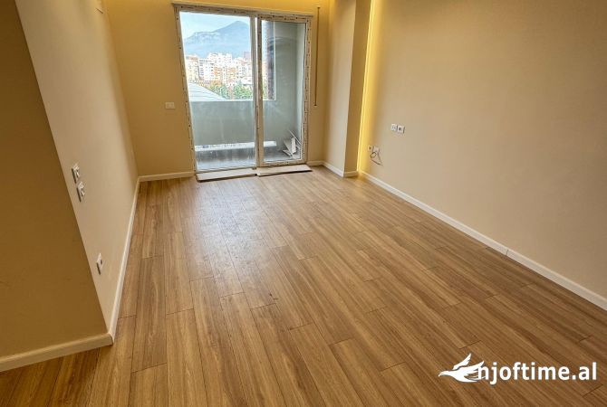 Shtepi ne shitje Apartament ne Tirane, 2+1, Mobilimi Bosh, pa mobiluar, Pagesa 165,000  Euro.