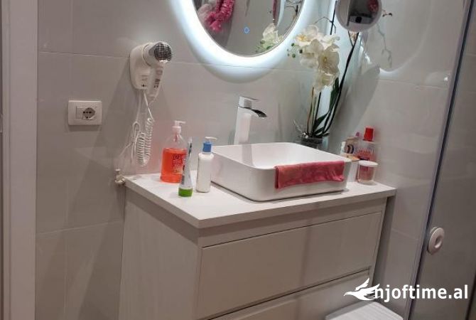 Shtepi ne shitje Apartament ne Tirane, 2+1, Mobilimi E mobiluar, Pagesa 265,000  Euro.