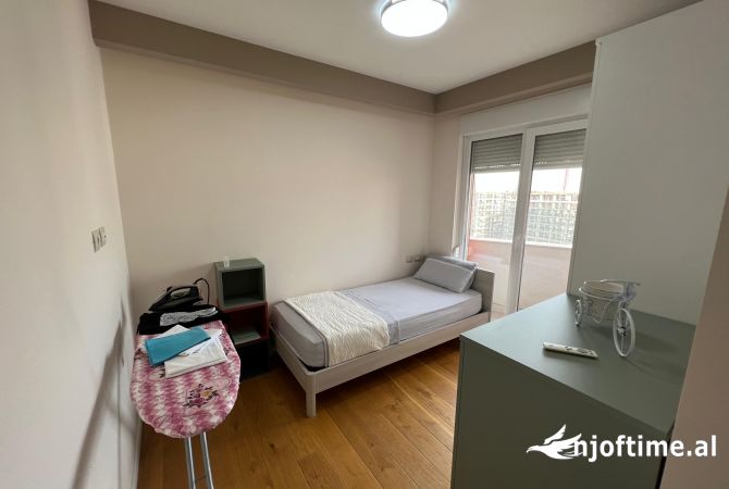 Shtepi ne shitje Apartament ne Tirane, 3+1, Mobilimi E mobiluar, Pagesa 340,000  Euro.