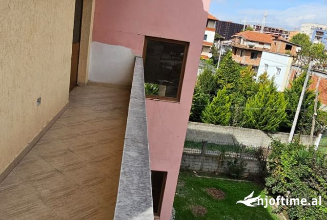 Shtepi me qera Shtepi Private ne Tirane, 2+1, Mobilimi E mobiluar, Pagesa 50,000  Leke.