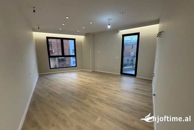 Shtepi me qera Apartament ne Tirane, Garsoniere, Mobilimi Bosh, pa mobiluar, Pagesa 450  Euro.