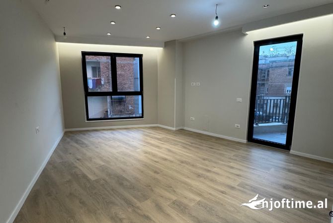 Shtepi me qera Apartament ne Tirane, Garsoniere, Mobilimi Bosh, pa mobiluar, Pagesa 450  Euro.