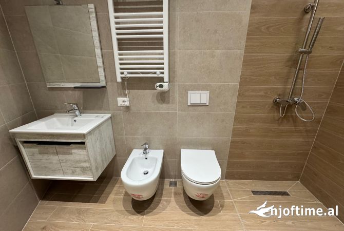 Shtepi me qera Apartament ne Tirane, Garsoniere, Mobilimi Bosh, pa mobiluar, Pagesa 450  Euro.