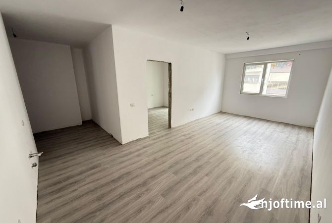 Shtepi ne shitje Apartament ne Tirane, 1+1, Mobilimi Bosh, pa mobiluar, Pagesa 110,000  Euro.