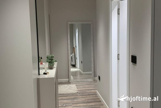 Shtepi ne shitje Apartament ne Tirane, 2+1, Mobilimi E mobiluar, Pagesa 300,000  Euro.