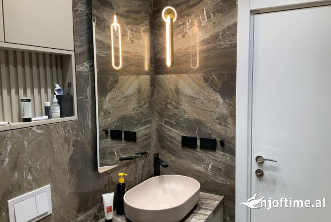 Shtepi ne shitje Apartament ne Tirane, 2+1, Mobilimi E mobiluar, Pagesa 300,000  Euro.