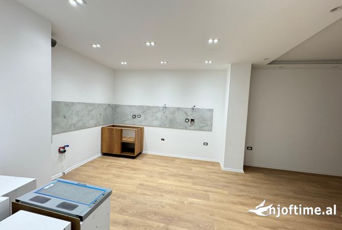 Ambient biznesi me qera 3+1 ne Tirane - 600 Euro