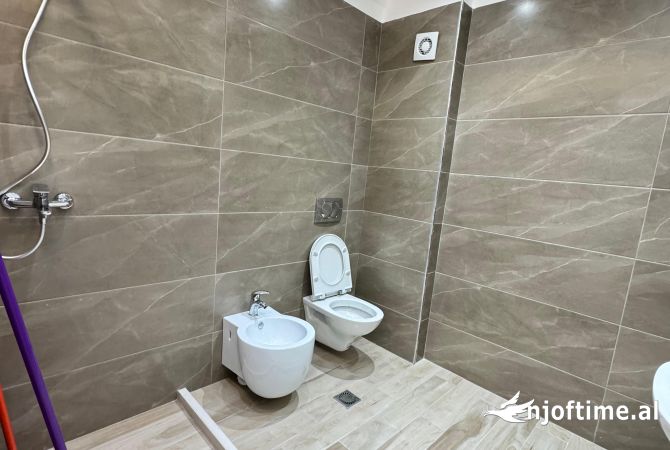 Qera ambient per Zyre 📍Rruga e Elbasanit Cmimi:600 Euro ( I diskutueshem)