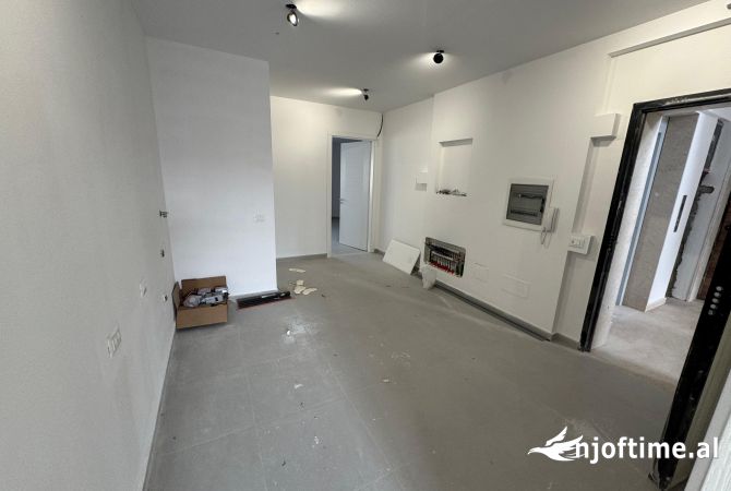 Ambient biznesi me qera 3+1 ne Tirane - 1,200 Euro