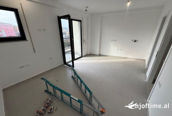 Ambient biznesi me qera 3+1 ne Tirane - 1,200 Euro