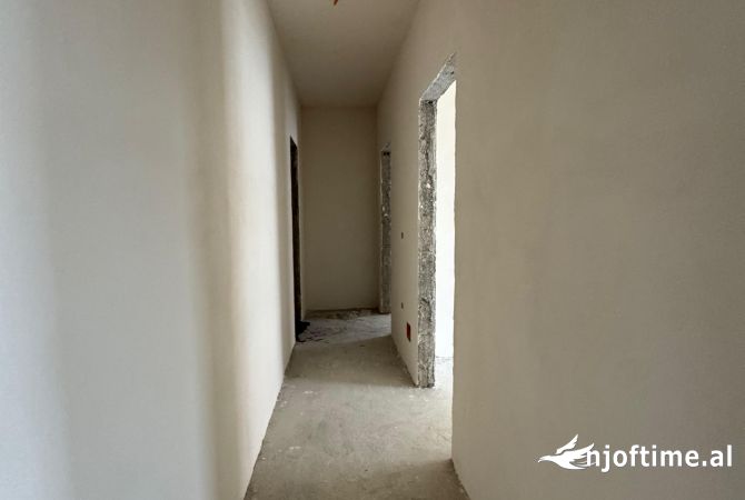 Shtepi ne shitje Apartament ne Tirane, 2+1, Mobilimi Bosh, pa mobiluar, Pagesa 130,000  Euro.