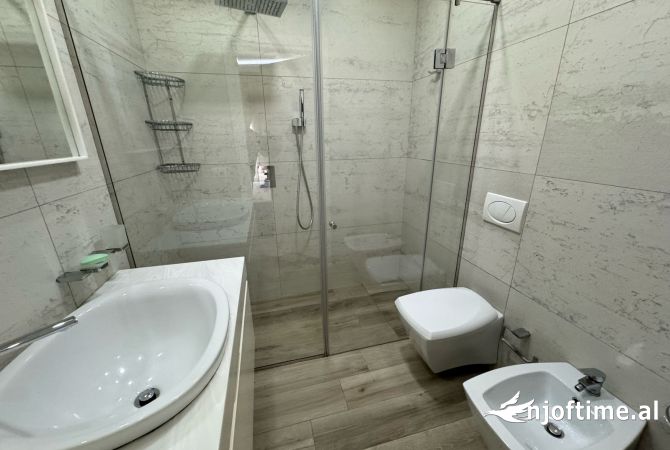 Shtepi me qera Apartament ne Tirane, 3+1, Mobilimi E mobiluar, Pagesa 1,900  Euro.