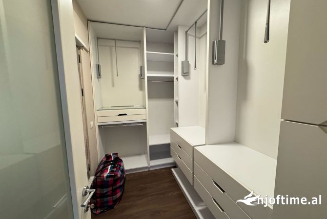 Shtepi me qera Apartament ne Tirane, 3+1, Mobilimi E mobiluar, Pagesa 1,900  Euro.