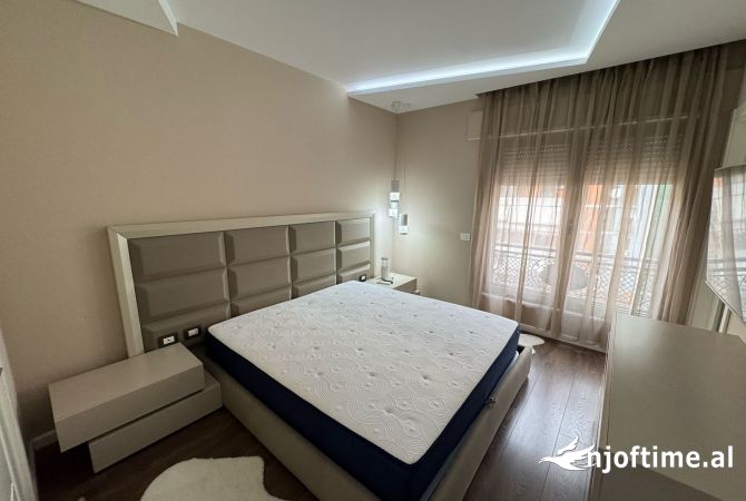 Shtepi me qera Apartament ne Tirane, 3+1, Mobilimi E mobiluar, Pagesa 1,900  Euro.