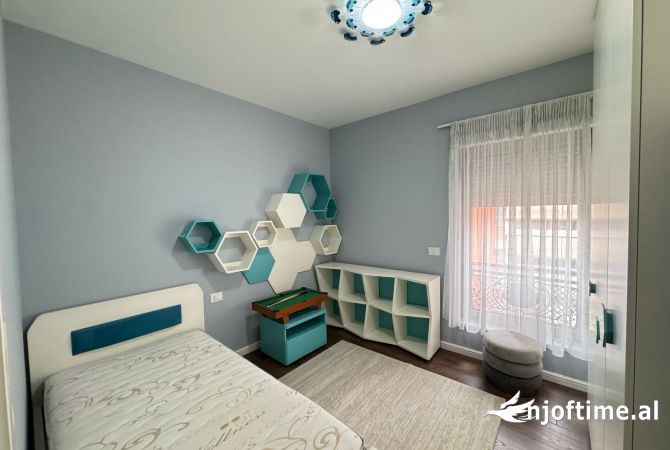 Shtepi me qera Apartament ne Tirane, 3+1, Mobilimi E mobiluar, Pagesa 1,900  Euro.