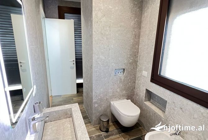 Shtepi me qera Duplex(shtepi me 2 kate) ne Tirane, 2+1, Mobilimi E mobiluar, Pagesa 2,000  Euro.