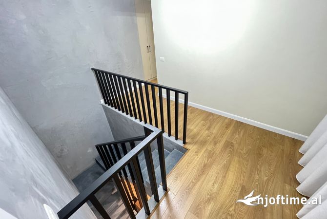 Shtepi me qera Duplex(shtepi me 2 kate) ne Tirane, 2+1, Mobilimi E mobiluar, Pagesa 2,000  Euro.