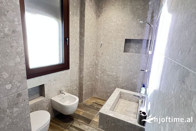 Shtepi me qera Duplex(shtepi me 2 kate) ne Tirane, 2+1, Mobilimi E mobiluar, Pagesa 2,000  Euro.