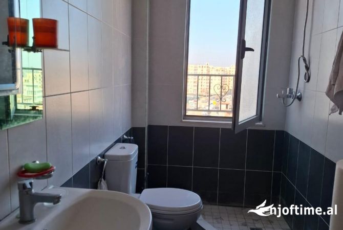 Shtepi ne shitje Apartament ne Tirane, 3+1, Mobilimi E mobiluar, Pagesa 197,000  Euro.