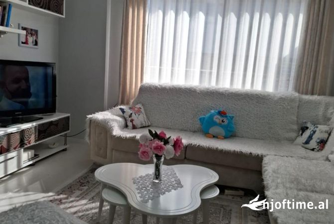 Shtepi ne shitje Apartament ne Tirane, 3+1, Mobilimi E mobiluar, Pagesa 197,000  Euro.