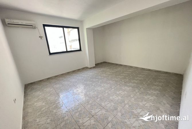 Ambient biznesi me qera 3+1 ne Tirane - 950 Euro