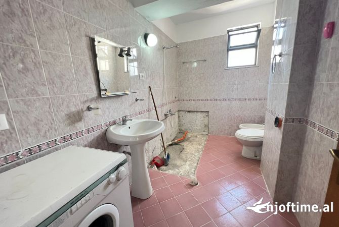 Ambient biznesi me qera 3+1 ne Tirane - 950 Euro