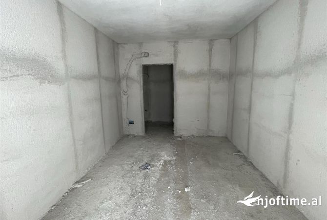 Shtepi ne shitje Apartament ne Tirane, 2+1, Mobilimi Bosh, pa mobiluar, Pagesa 94,000  Euro.
