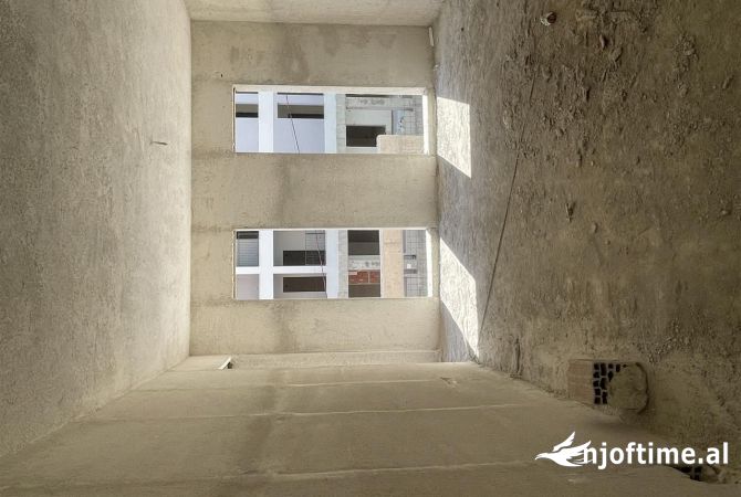 Shtepi ne shitje Apartament ne Tirane, 2+1, Mobilimi Bosh, pa mobiluar, Pagesa 94,000  Euro.