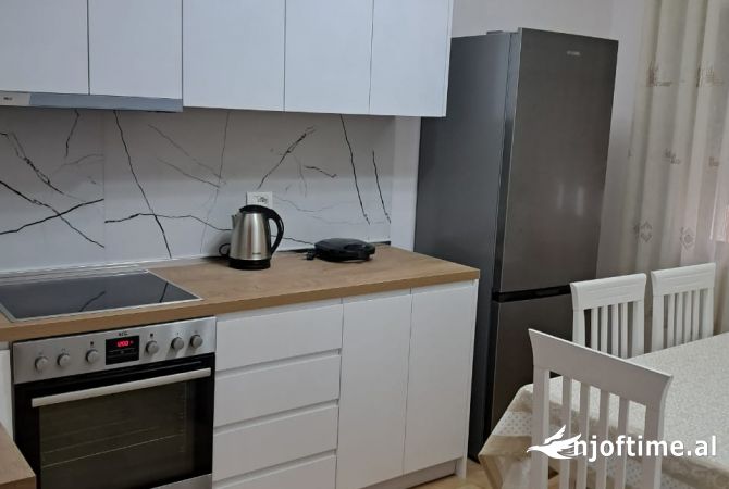 Shtepi me qera Shtepi Private ne Tirane, 2+1, Mobilimi E mobiluar, Pagesa 670  Euro.