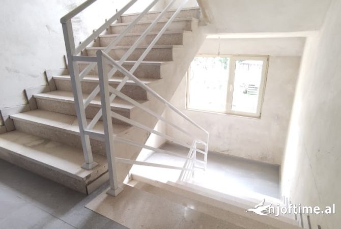 Shtepi ne shitje Apartament ne Tirane, 1+1, Mobilimi Bosh, pa mobiluar, Pagesa 83,000  Euro.