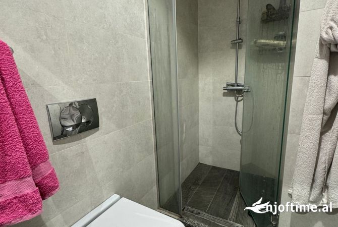 Shtepi ne shitje Apartament ne Tirane, 3+1, Mobilimi E mobiluar, Pagesa 250,000  Euro.