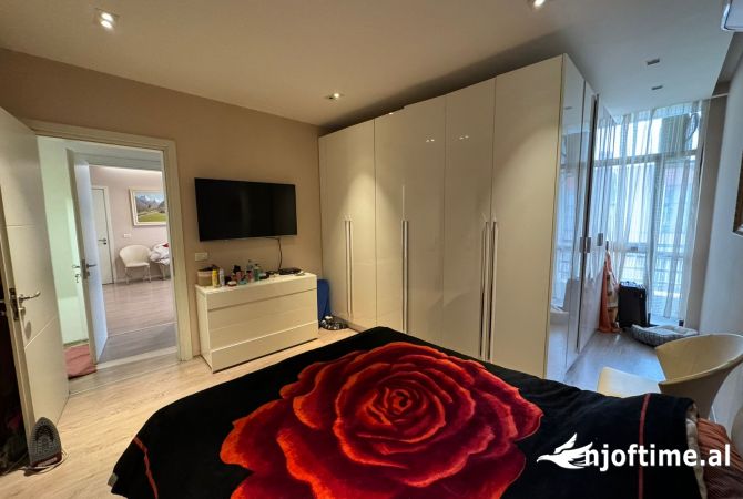 Shtepi ne shitje Apartament ne Tirane, 3+1, Mobilimi E mobiluar, Pagesa 250,000  Euro.