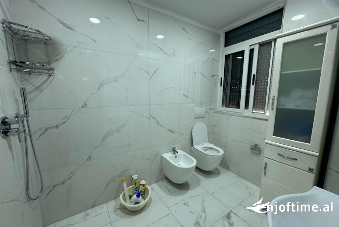 Shtepi me qera Apartament ne Tirane, 2+1, Mobilimi E mobiluar, Pagesa 1,000  Euro.