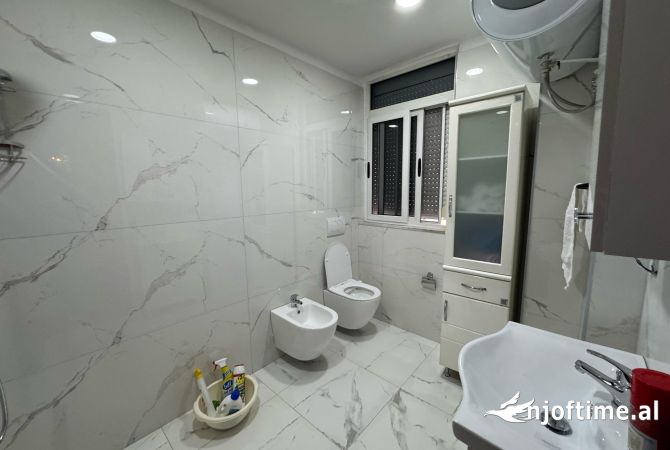 Shtepi me qera Apartament ne Tirane, 2+1, Mobilimi E mobiluar, Pagesa 1,000  Euro.