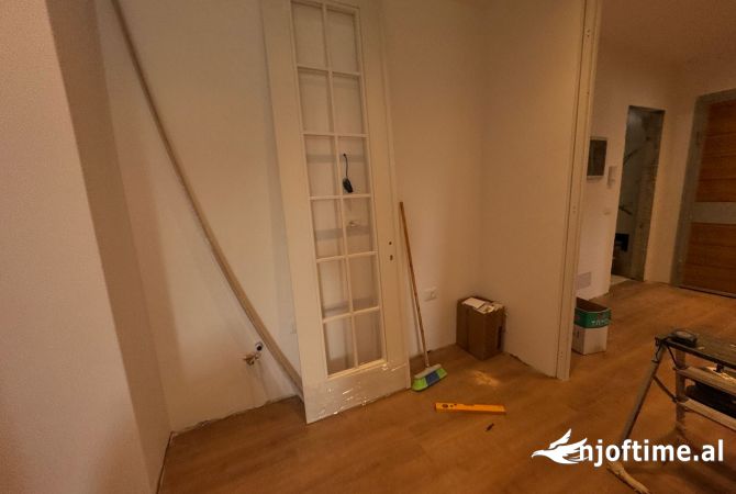 Shtepi ne shitje Apartament ne Tirane, 2+1, Mobilimi Bosh, pa mobiluar, Pagesa 248,000  Euro.