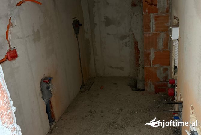 Shtepi ne shitje Apartament ne Tirane, 1+1, Mobilimi Bosh, pa mobiluar, Pagesa 95,000  Euro.