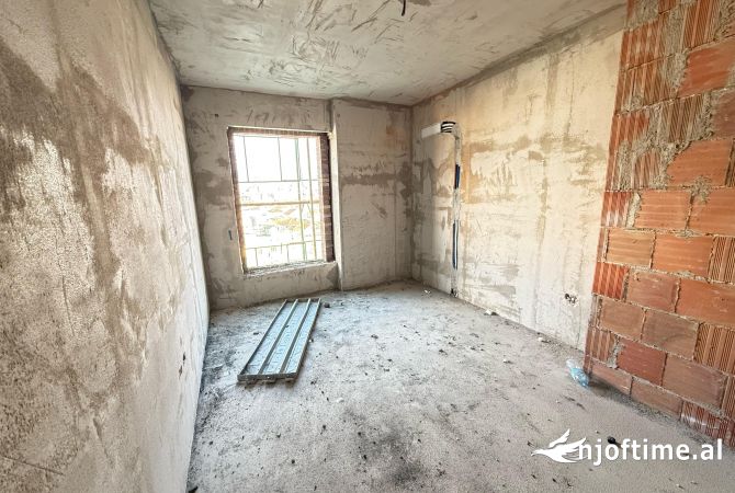 Shtepi ne shitje Apartament ne Tirane, 1+1, Mobilimi Bosh, pa mobiluar, Pagesa 95,000  Euro.