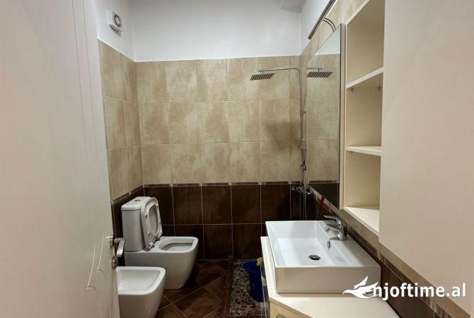 Shtepi ne shitje Apartament ne Tirane, 3+1, Mobilimi E mobiluar, Pagesa 227,000  Euro.