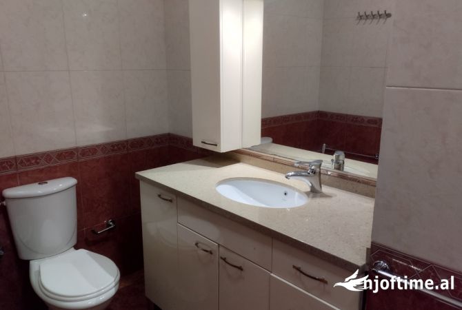 Shtepi me qera Apartament ne Tirane, 3+1, Mobilimi E mobiluar, Pagesa 600  Euro.
