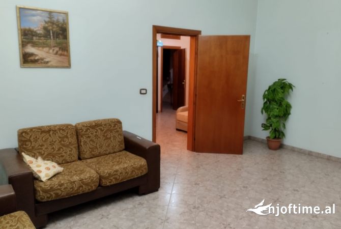 Shtepi me qera Apartament ne Tirane, 3+1, Mobilimi E mobiluar, Pagesa 600  Euro.